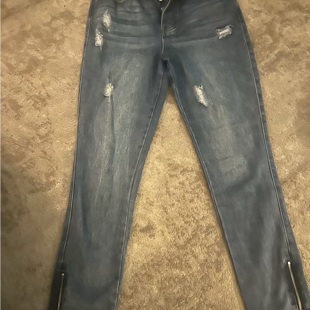 Ankle zipper high waisted jeans.